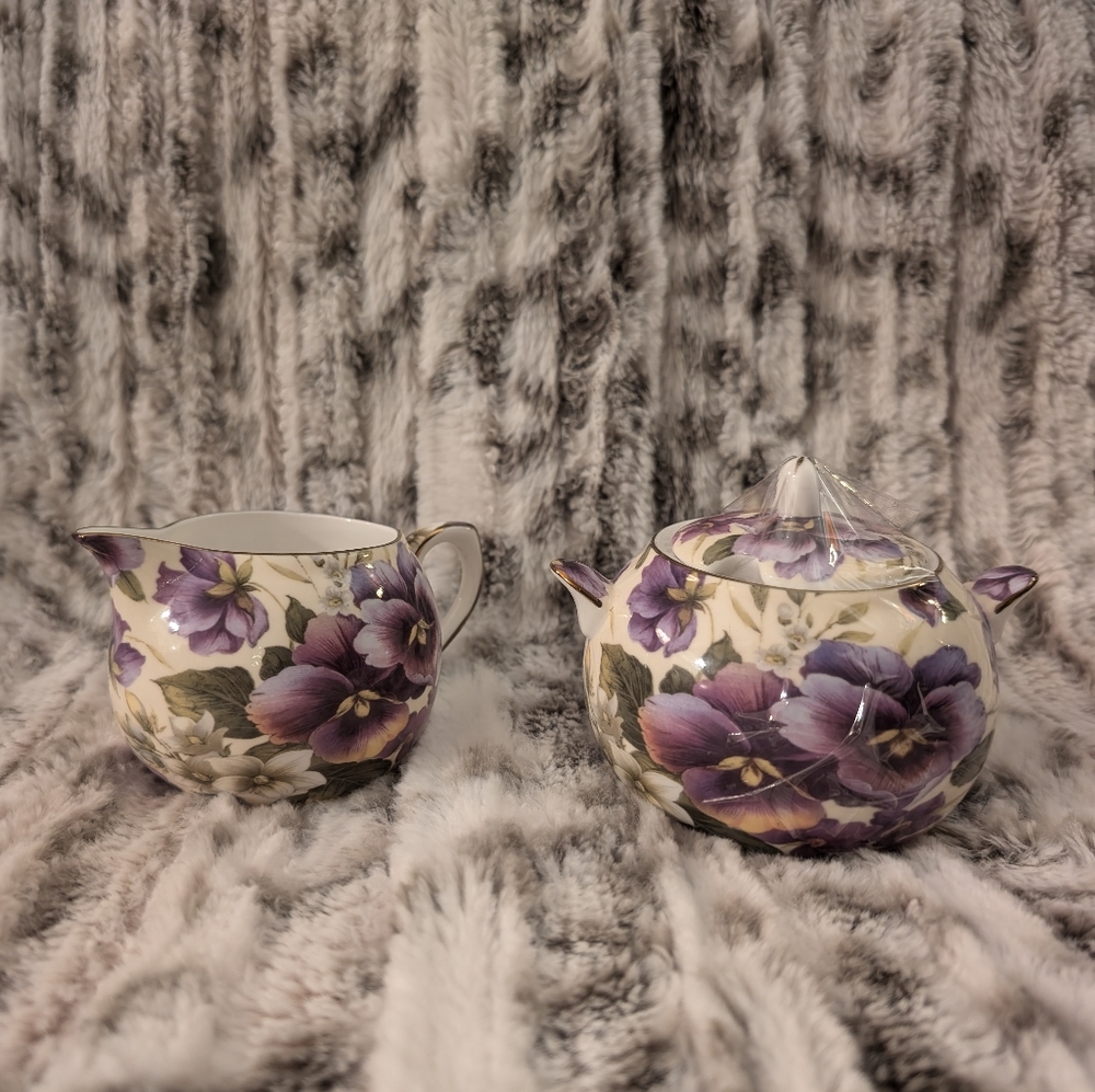 Maxwell Williams "Cream Pansy" sugar and creamer set